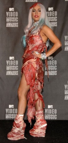 Гага одела платье из мяса ЖЕСТЬ