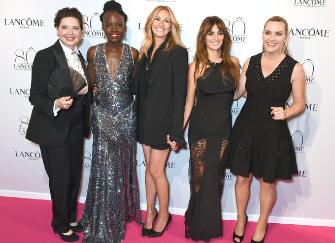 Star look: Джулия Робертс, Пенелопа Крус и другие звезды на Неделе высокой моды в Париже