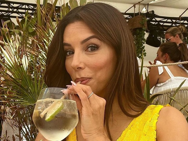 Єва Лонґорія показала елегантні й пікантні світлини для глянцю з урочистої нагоди