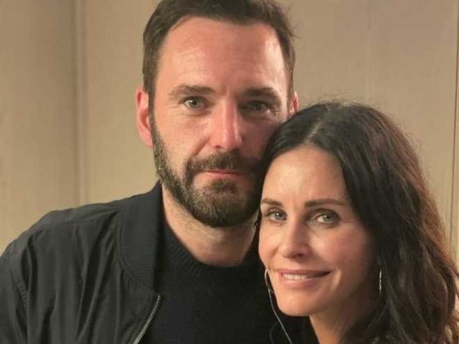 Кортні Кокс із бойфрендом намагалася повторити сцену з «Брудних танців»: смішне відео