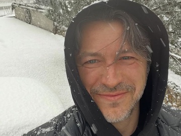 «Після підйому на 21 поверх»: Притула запостив кумедне селфі з доньками