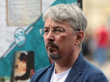 Мінкульт змінив порядок виїзду артистів за кордон: хто зможе виїжджати