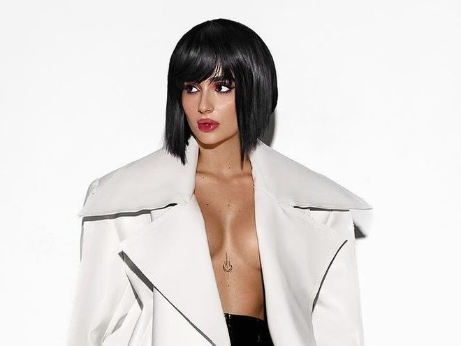 Анна Трінчер показала пікантні фото в мереживних панчохах і пальті на голі груди