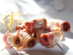 Финики в беконе