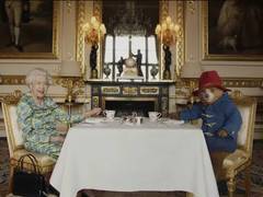 Елизавета II и медвежонок Паддингтон