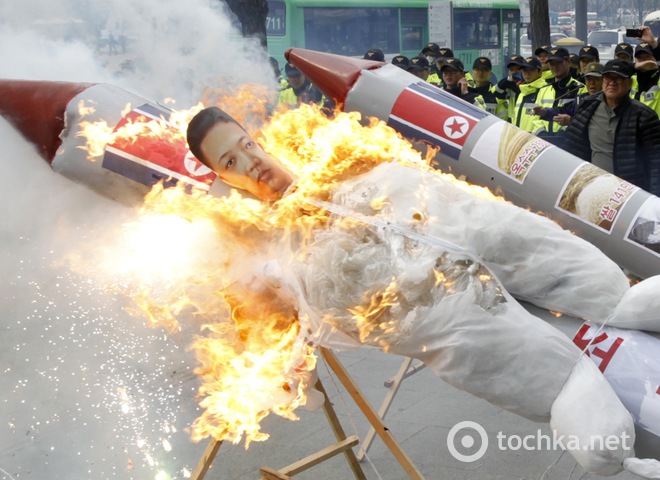 В Сеуле  сожгли ракету с чучелом Ким Чен Ына