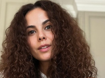 Каменських нарешті показала результат свого гончарства – тарілку у формі авокадо