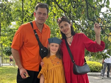 Зірка «Жіночого лікаря» Ісаєнко показав рідкісні фото з дружиною та донькою