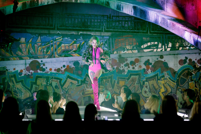 Танці в стилі Vouge: учасниці "Топ-моделі по-українськи" влаштували шоу в центрі Києва