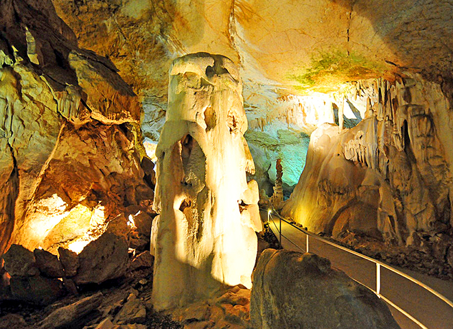 Каменные пещеры фото
