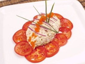 Салат с крабовым мясом и айсбергом