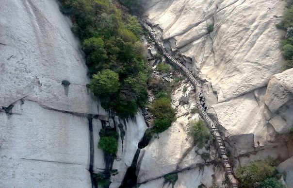 Устрашающий пешеходный маршрут смерти на горе Хуашань