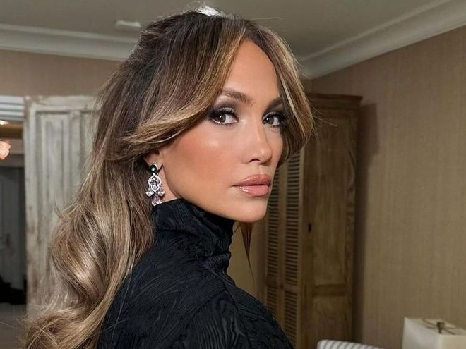 Дженніфер Лопес показала гарячі обкладинки для вінілу з декольте до пупка