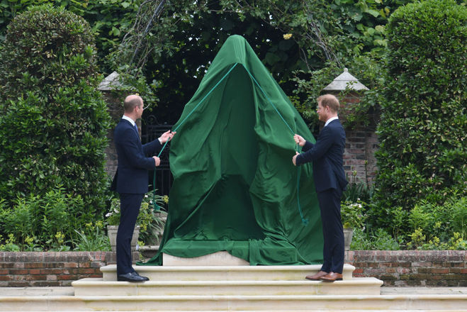 Принц Уильям и принц Гарри открывают памятник матери