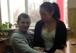 Лапает за грудь одноклассницу в школе
