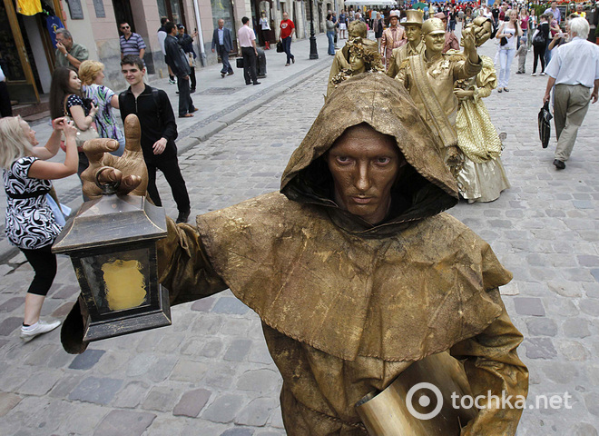 Живі статуї у Львові
