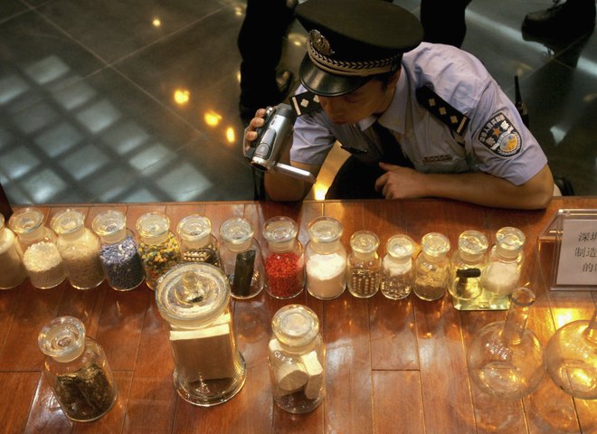 Полицейский исследует наркотики в Китае