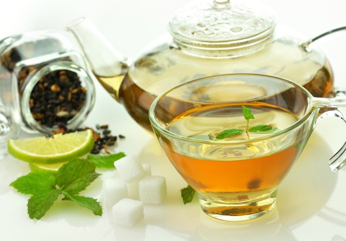 від болю у животі врятує теплий зелений чай