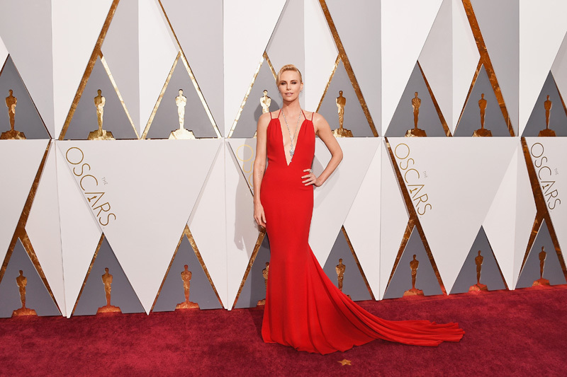 Оскар 2016: Шарлиз Терон на красной дорожке