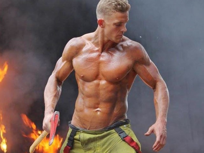 Спасатели-любовники снимали порно в пожарной части — — В мире на РЕН ТВ