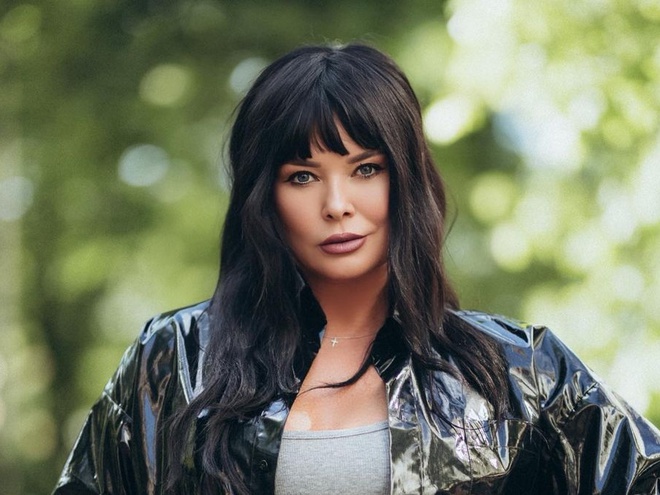 "Утеча від реальності": Ахат у декольтованій сукні порадувала підписників