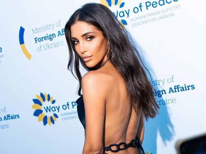 Санта Дімопулос похизувалась ідеальною фігурою в купальнику на пляжі в Монте-Карло