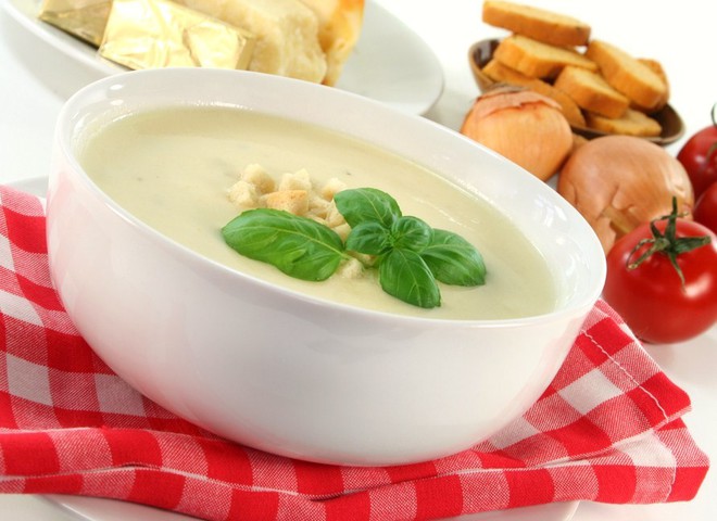 готуй сирний суп з грибами, цибулею або шинкою