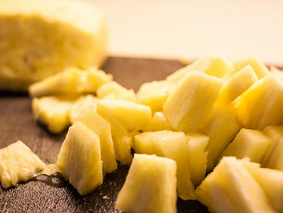 Как разрезать ананас