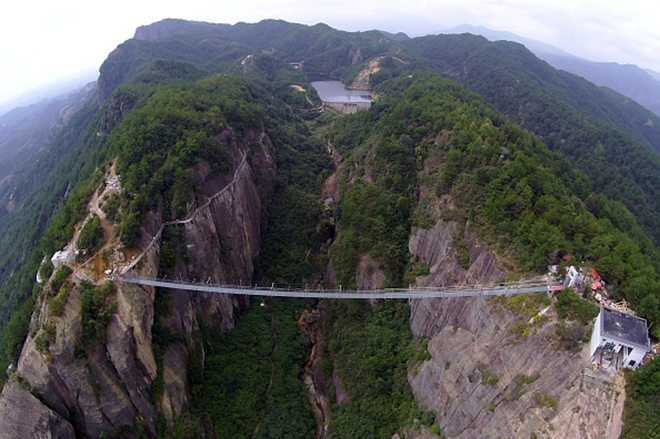 Над склом: прогулянки по найдовшому скляному мосту в світі