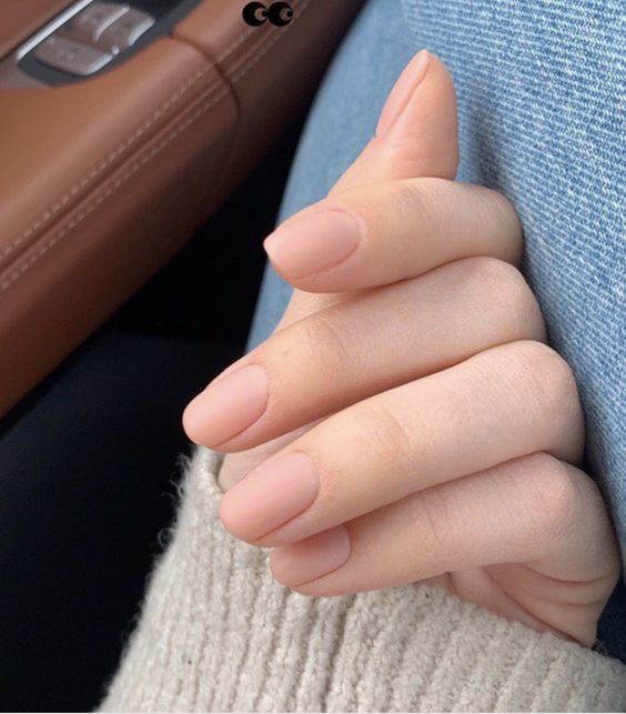 "Голый" дизайн ногтей: трендовый маникюр