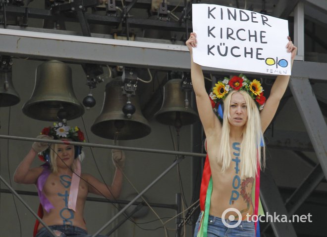 FEMEN залезли на колокольню Софийского собора, протестуя против абортов