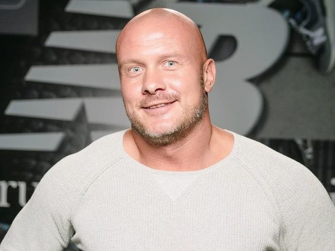 Узєлков переніс операцію на серці і показав фото з реанімації