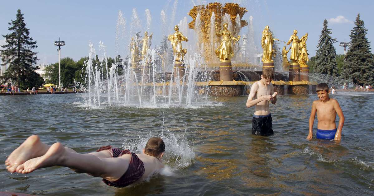 Жара купаться. Купаться в фонтане. Жара в Москве фонтаны. Жаркое лето. Лето жара фонтаны.