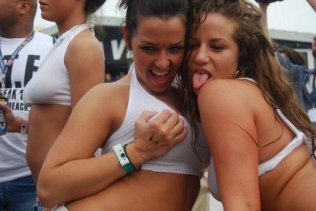 Конкурс мокрых маек в Маями