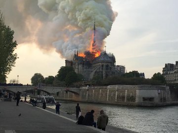 В Париже горит Собор Парижской Богоматери: фото, видео