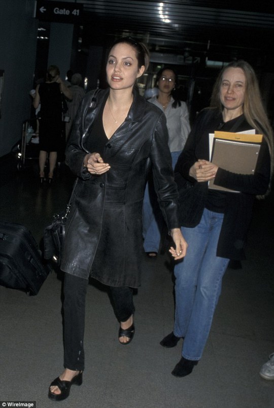 Как одевались звезды в 90-е: Анджелина Джоли