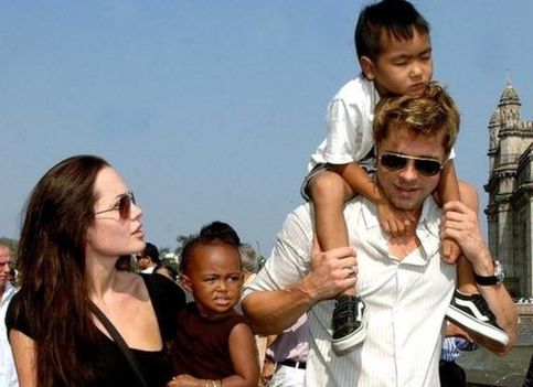 Джоли и Питт: жизнь звездной пары в фотографиях