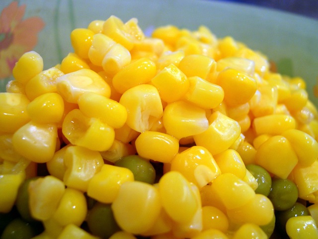 Салат с тунцом, кукурузой и горошком