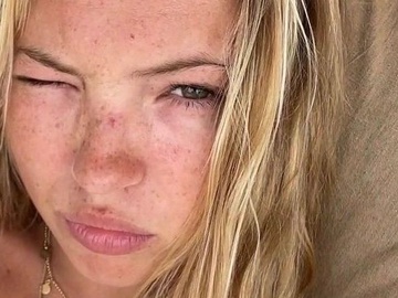 Дочка Кейт Мосс показала себе в дитинстві на руках матері й привітала її