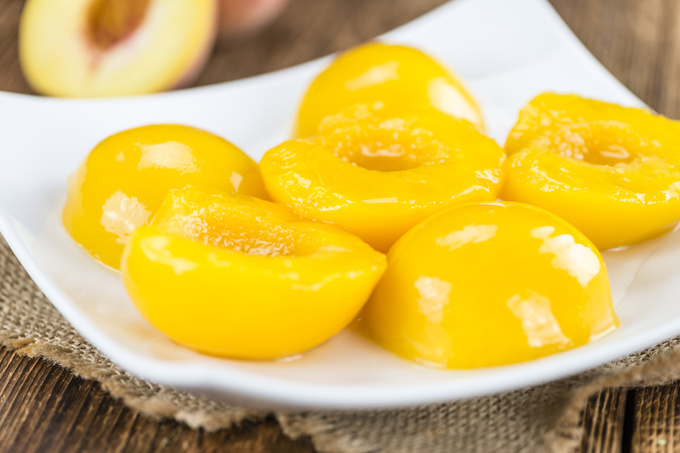 Салат з консервованими персиками: прості рецепти