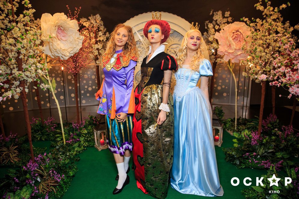 Аліса в Задзеркаллі прем'єра