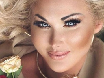 "Біла лебідка": Бужинська в сукні з декольте й пір'ям зачарувала публіку