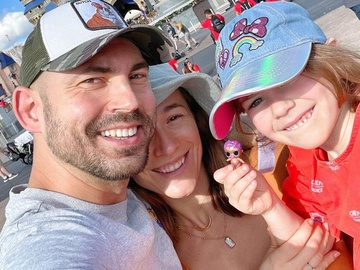 «Буду підкидати тебе, поки є сили»: Андрій Бєдняков забавно привітав дочку з 8-річчям