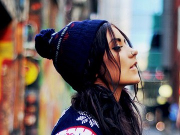 Девушка в шапке