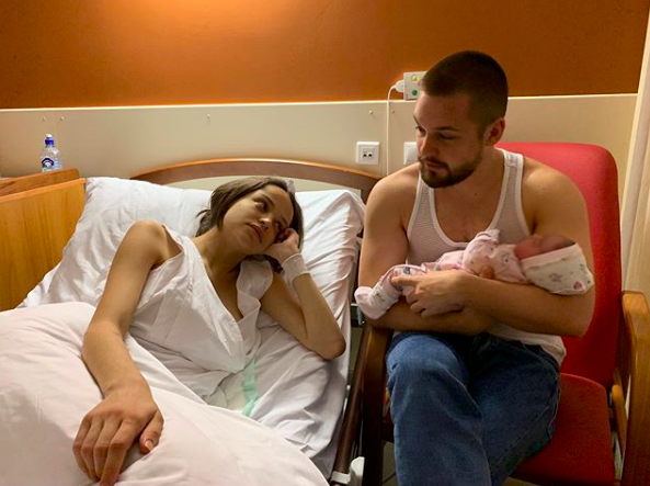 Сюзанна Варнина и Роман Мальбэк с новорождённой дочерью