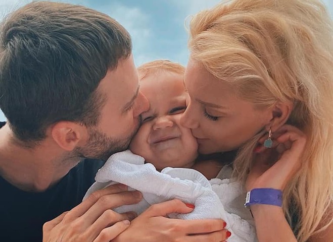 Макс Барских с Мишей Романовой и ее сыном