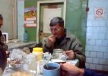 Как едят китайскую лапшу в России