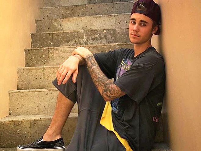 Бибер с фиолетовыми волосами