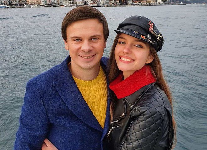 Дмитрию Комарову — 37: как известного путешественника поздравила молодая жена и коллеги