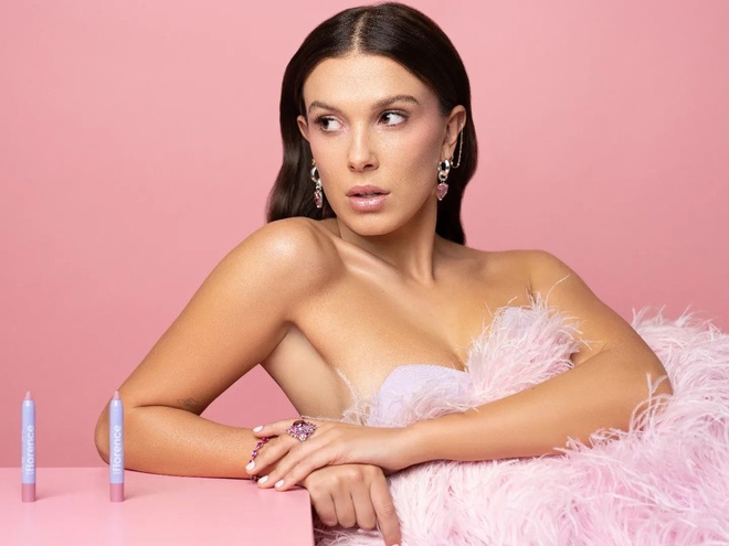 Зірка «Дивних див» Міллі Боббі Браун засвітила струнку фігуру в бікіні